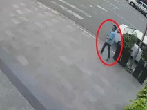 Đỗ xe vào cây ATM rút tiền, cô gái...