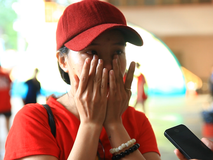 Cổ động viên Việt Nam khóc ngất sau trận...