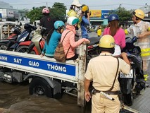CSGT dùng xe đặc chủng giúp dân qua khỏi...