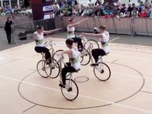 4 cô gái trình diễn xe đạp 1 bánh...