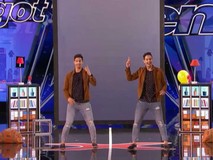 Cặp song sinh biểu diễn ảo thuật khuấy đảo...