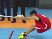 Cậu bé 'không bỏ cuộc' khi thi đấu kéo...