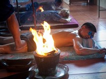 Trải nghiệm massage bằng chân và lửa ở Thái...