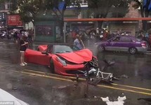 Nữ tài xế biến siêu xe Ferrari 15 tỉ thành sắt vụn
