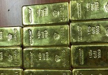 Giữ 300 lượng vàng gửi máy bay của dân có đúng luật?