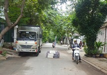 Lấy ghế đá ngăn xe buýt đi vào hẻm