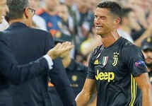 Ronaldo nhận thẻ đỏ có gì mà ồn ào