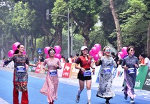 Hơn 2.600 VĐV hoàn thành giải marathon quốc tế Di sản Hà Nội