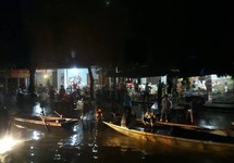 Mưa khủng khiếp, dân bơi thuyền ra quốc lộ