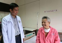 Bác sĩ Singapore khuyên bệnh nhân ung thư về BV Chợ Rẫy trị