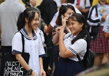 Học sinh rạng rỡ vượt qua môn thi đầu tiên vào lớp 10