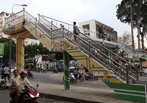 70 họa sĩ ra quân vẽ tranh trang trí cầu bộ hành