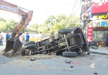 Huế: Xe tải sập hố công trình, 2 người bị thương