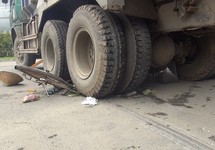 Xe ben cuốn cụ bà bán vé số vào gầm ở Bình Chánh
