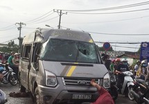 Xe khách lật ở quận 9, nhiều người kêu cứu