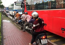 Quốc lộ 13 kẹt cứng sau cơn mưa chiều