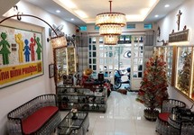 Ngôi nhà đặc biệt với nội thất làm từ 10.000 chai thủy tinh