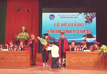Nữ sinh viên được cầu hôn trong lễ tốt nghiệp