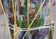 Nghệ sĩ đường phố chơi nhạc bằng... vỏ chai