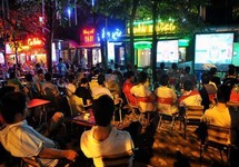Nhẹ cả người vì quán cà phê vẫn được chiếu World Cup