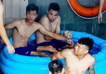 Olympic Việt Nam tập luyện ở hai nơi, ngâm nước đá hồi phục