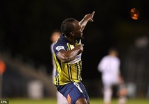 Clip 'vua điền kinh' Usain Bolt lập 'cú đúp' cho CLB của Úc