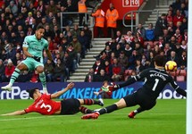 Arsenal đứt mạch bất bại, Southampton thoát nhóm cầm đèn đỏ