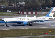 Bà Trump vẫn dùng máy bay công vụ đi nghỉ mát