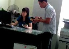 Clip nghi vấn cán bộ Bộ Công Thương nhận tiền lót tay