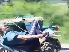 Cụ già có phong cách chạy xe không đụng hàng
