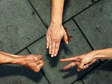 Cười nghiêng ngả với màn oẳn tù tì của hai thanh niên