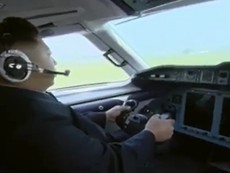 Clip: Ông Kim Jong Un 'khoe tài' lái máy bay
