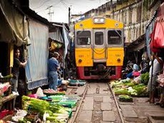 Shock với chợ phiên nằm trên đường tàu