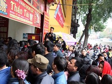 Clip người dân chen nhau mua vàng ngày thần Tài