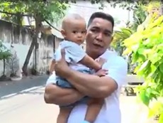 Kỹ năng tự vệ: Xử lý khi bị giật trẻ trên tay