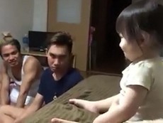 Đáng yêu xem em bé thi nhịn cười với người lớn