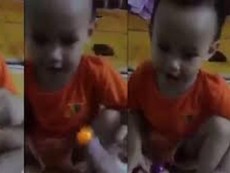 Khi bố dạy con phân biệt màu sắc