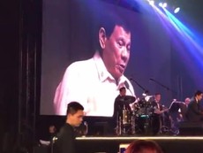 Ông Duterte hát tình ca theo đề nghị của ông Trump
