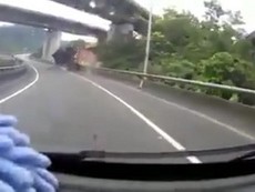 Kinh hoàng xe container vào cua nhanh bị lật