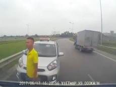 Tài xế taxi chạy ngược chiều còn dọa đánh người khác