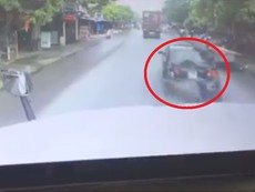 Không giữ khoảng cách an toàn, tông nát đuôi xe trước