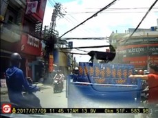 Thanh niên trộm thùng bia của xe ba gác khi dừng đèn đỏ