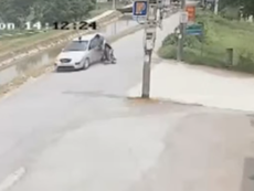 Xe máy lao như tên bắn từ hẻm đâm vào ô tô