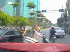 Nghe điện thoại giữa đường, bị nhấc người và xe vào lề