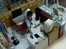Camera chộp được mặt tên trộm trong tiệm mắt kính