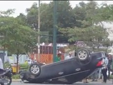 Lật xe ô tô trên đường Phạm Văn Đồng