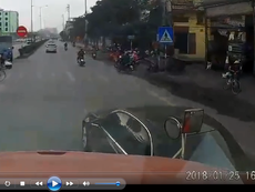 Clip xe ô tô vượt ẩu, bị xe tải tông trực diện