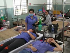 Đang làm việc, hàng chục công nhân ngất xỉu