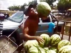 Clip: 'Thánh' bắt dưa hấu