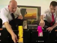 Nhân viên văn phòng sáng tạo với giấy ghi chú
